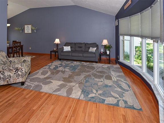 3rd image of 5801 Sherwood Dr
