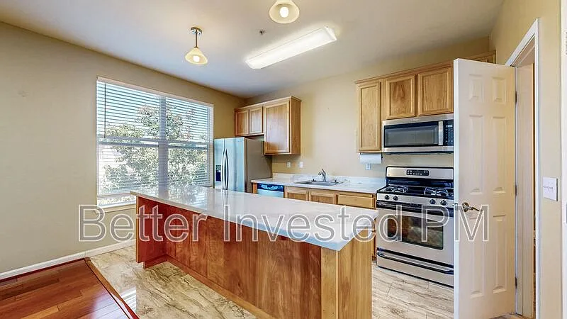 2 bed, 2.5 bath, 1100 sqft, $2,475 — Photo 3