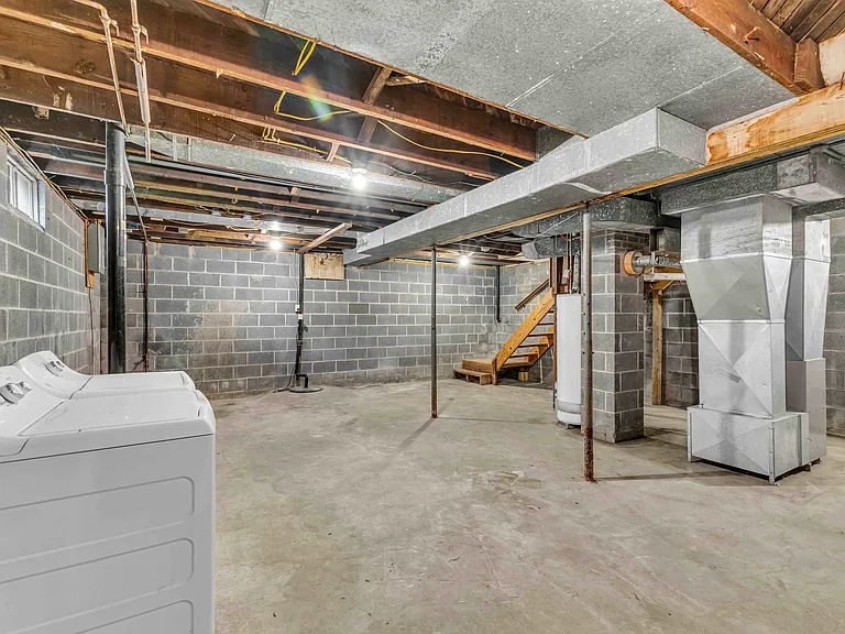 410 Bronson St — Photo 18