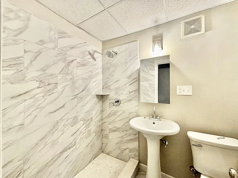 Valentine Place Apartments — Photo 10