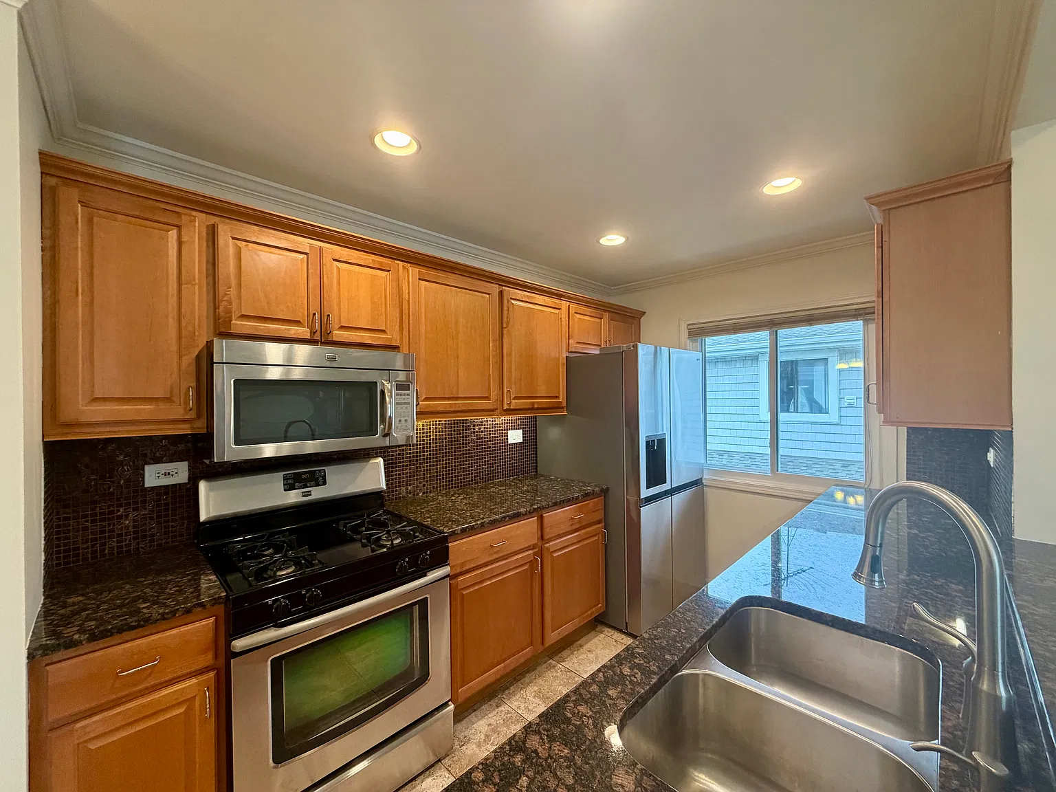2 bed, 840 sqft, $1,900 — Photo 1