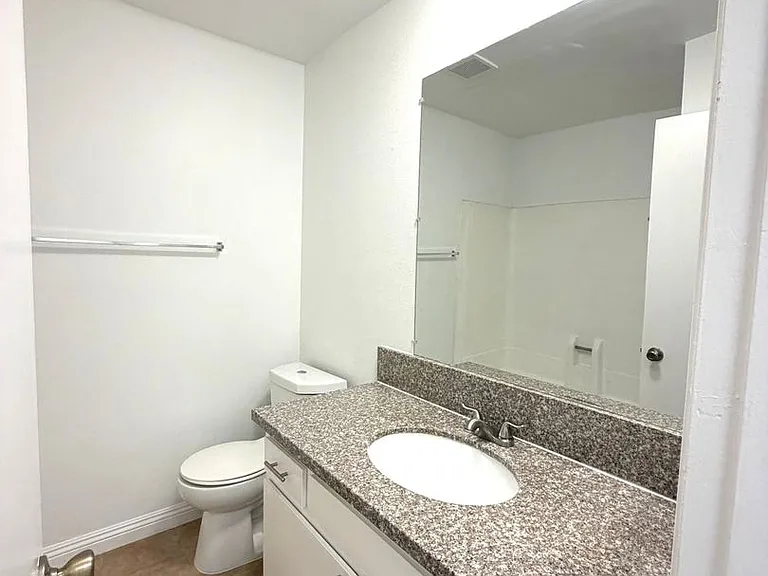 Independence Apartments — Photo 15