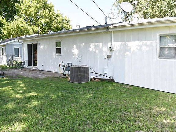 3rd image of 832 Birch Dr