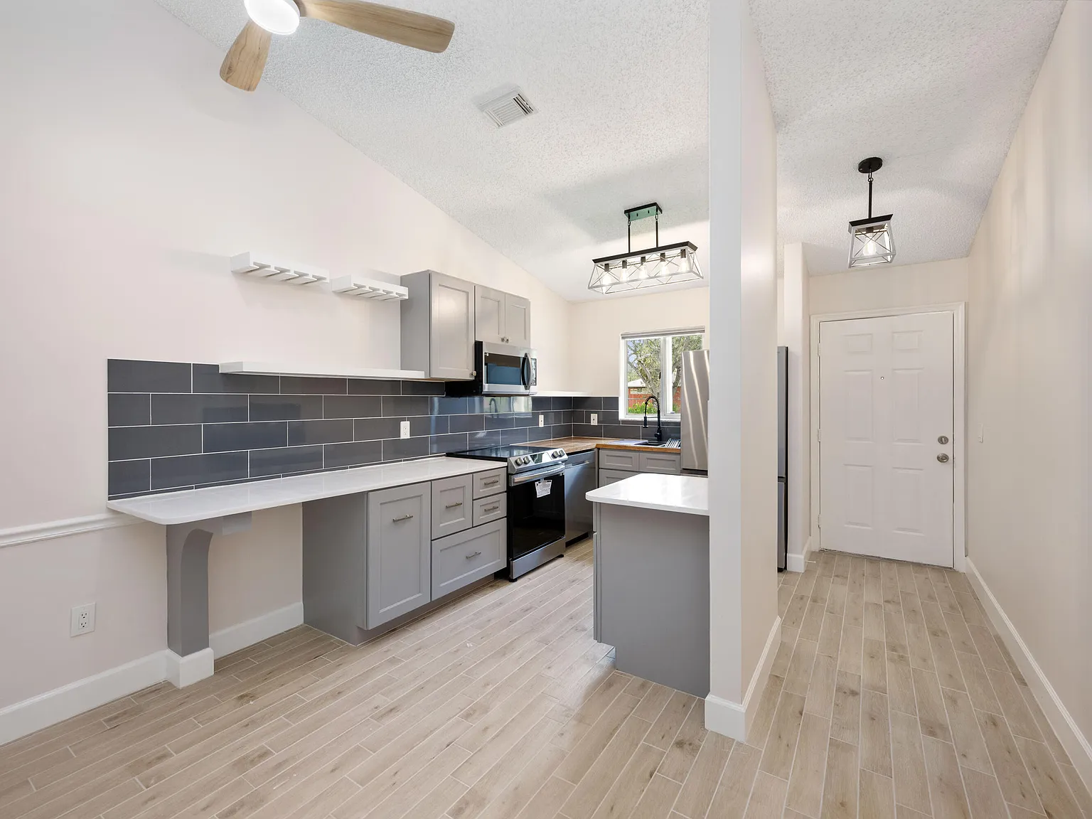 3 bed, 2.0 bath, 7320 sqft, $2,195 — Photo 4