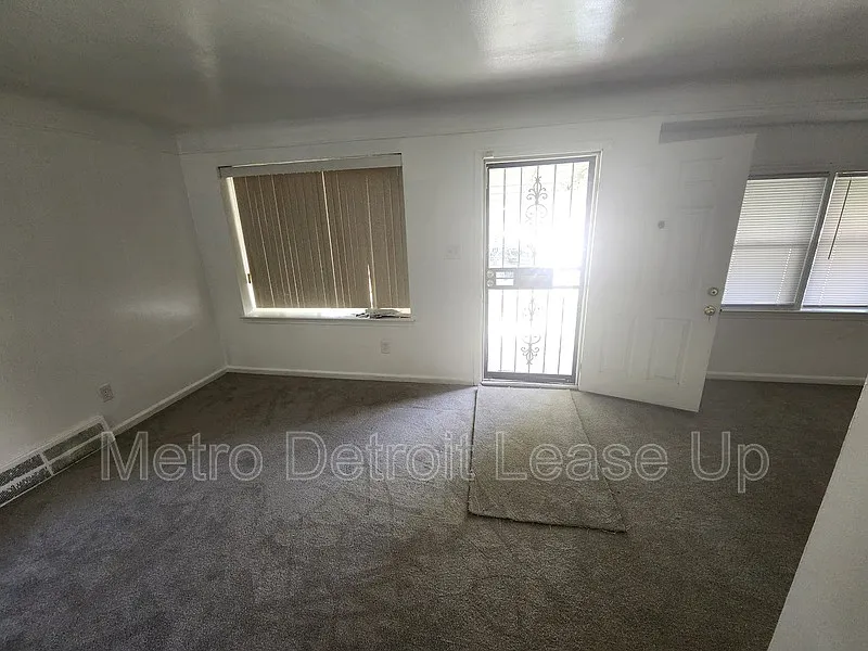 3 bed, 1.0 bath, 1023 sqft, $1,500 — Photo 2