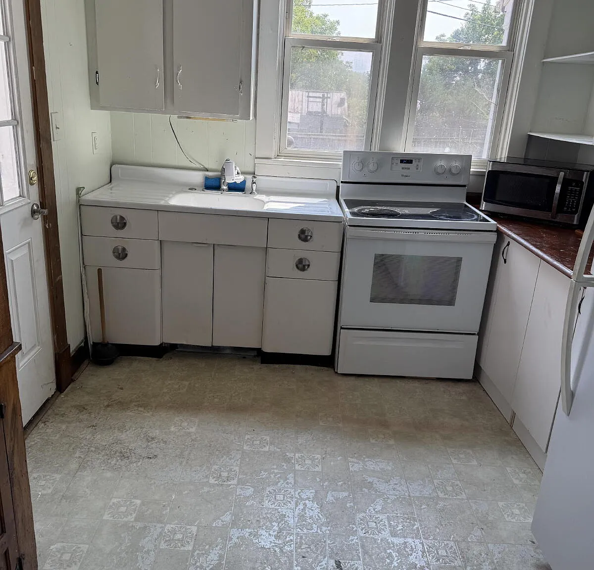 3 bed, 1.0 bath, 1200 sqft, $1,895 — Photo 3