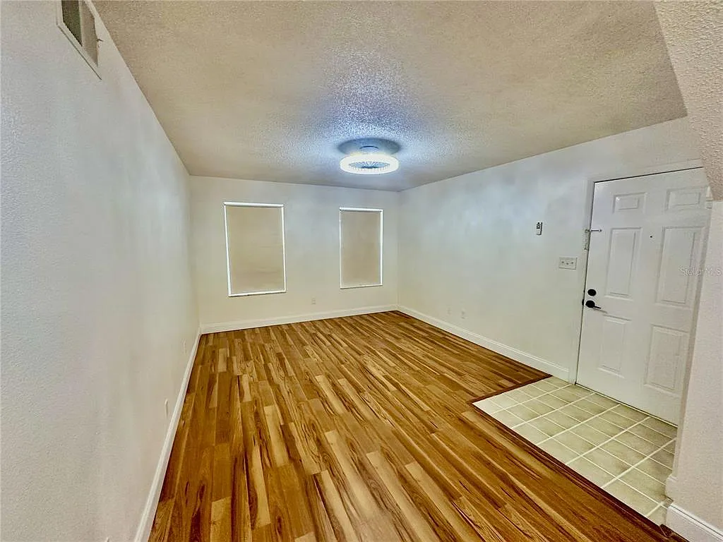 3 bed, 2.5 bath, 1393 sqft, $2,300 — Photo 3