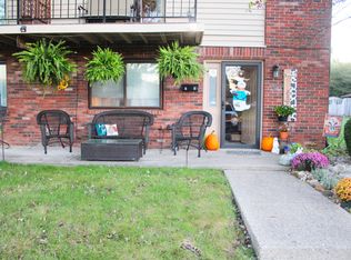 2 Greenwood Trail S Dr, Greenwood, IN 46142
