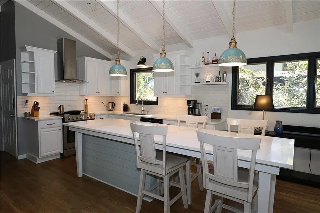 2 bed, 1.0 bath, 900 sqft, $2,995 — Photo 3