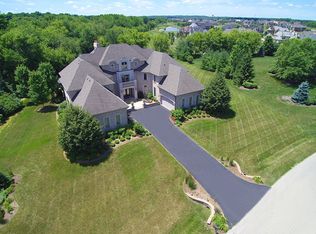 39W001 Lookout Ln, St Charles, IL 60175