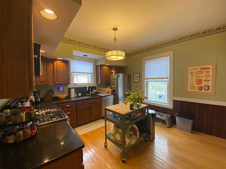Kitchen (12' x 13.5')