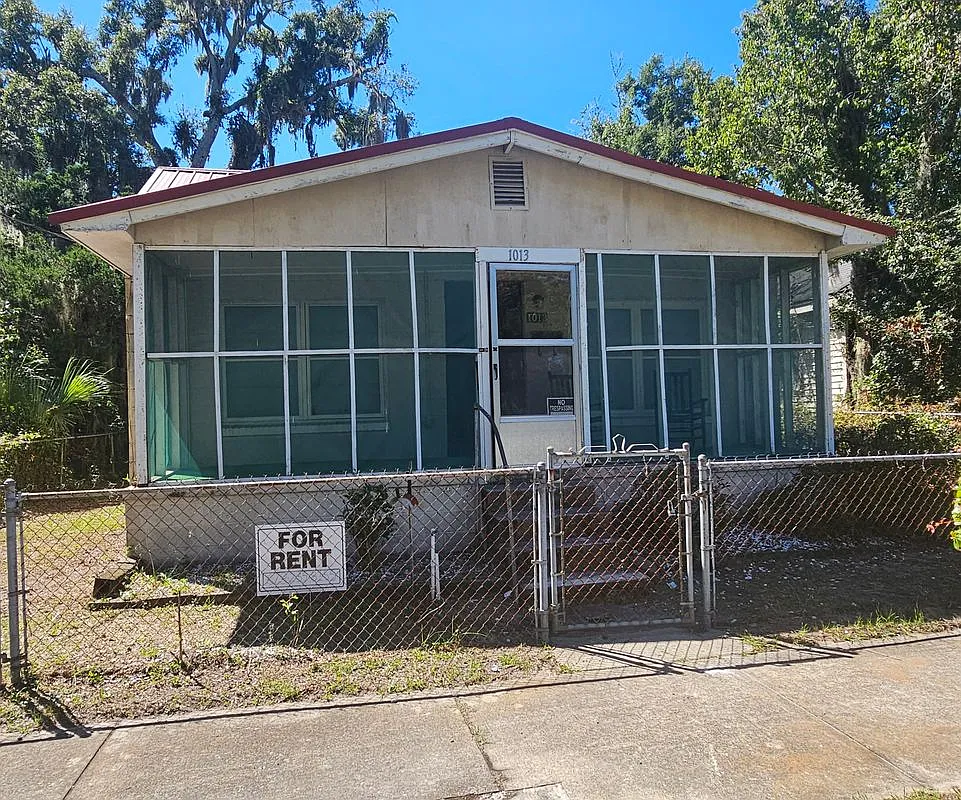 3 bed, 1.0 bath, 1000 sqft, $1,300 — Photo 1