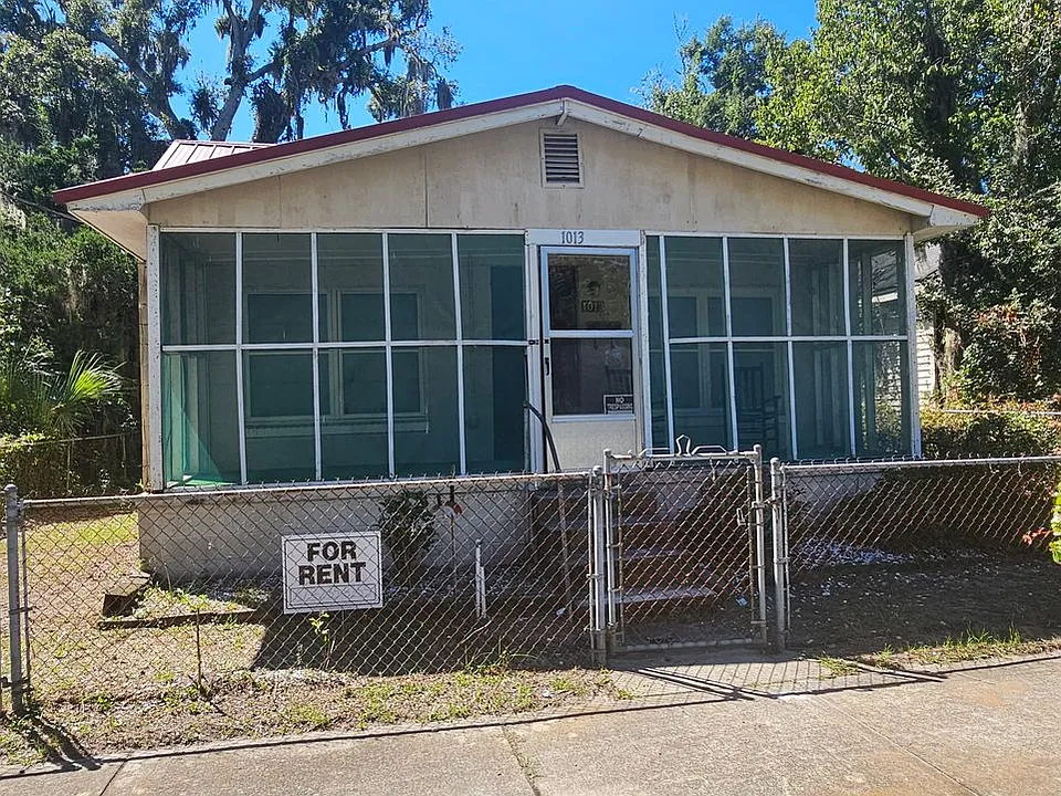 1013 Stonewall St