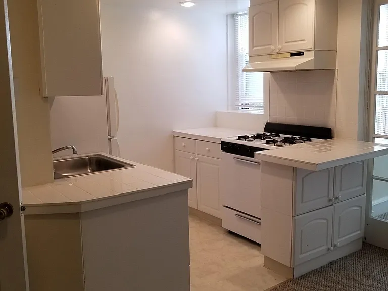 Drexel Court Apartments — Photo 8