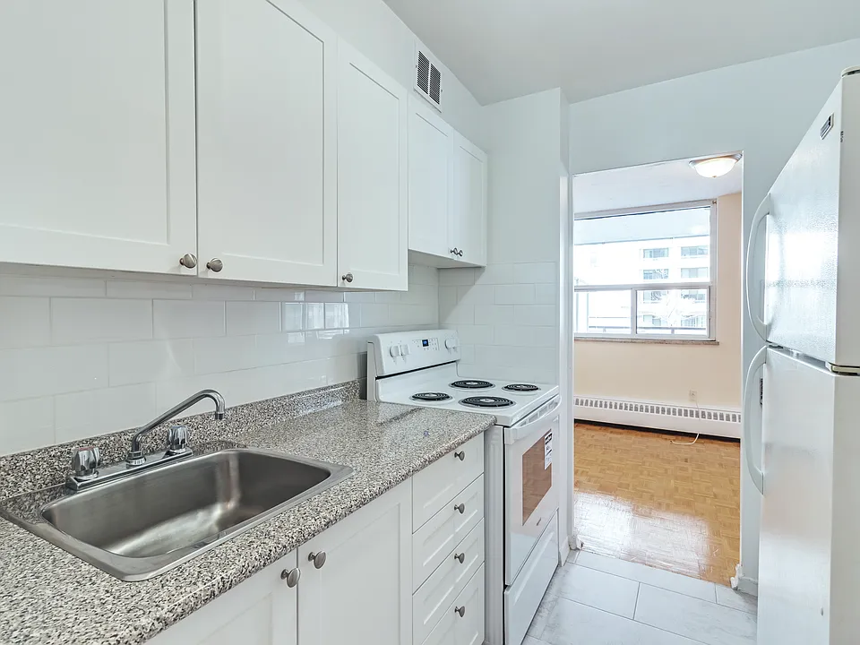 300 Eglinton Ave E