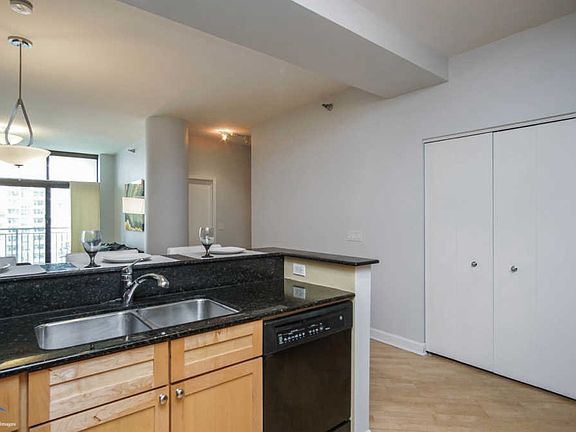 4th image of 1322 S Prairie Ave Unit 1205