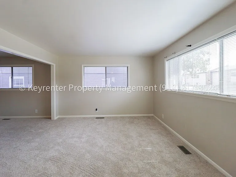 953 E 37th St S — Photo 10