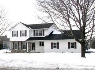 2016 Bradbury Ln, Green Bay, WI 54313