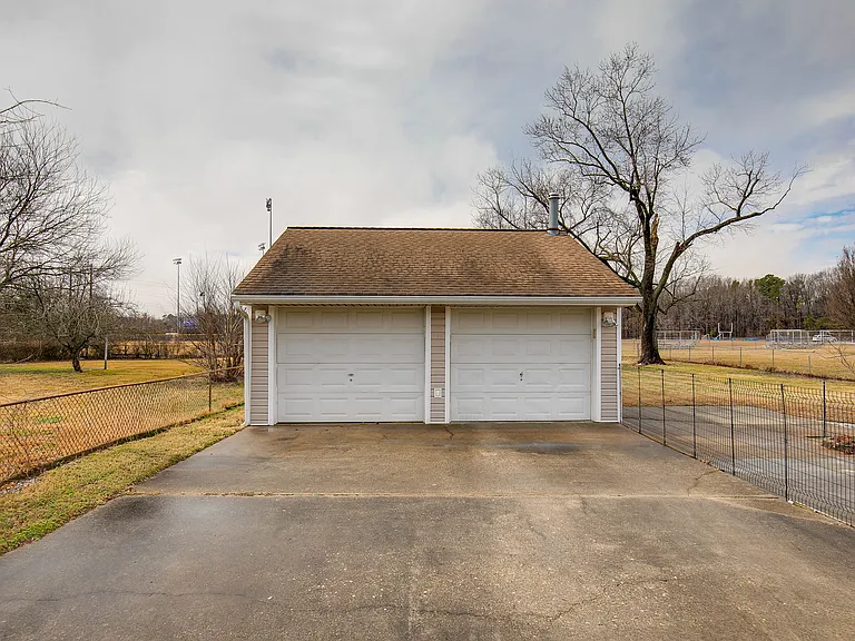 304 Sunset Cir — Photo 37