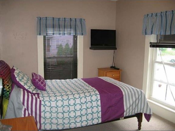 The room I am renting out. This bed set was a previous renter gives an idea how the room is set up with furniture. Ideal bed would be a full or a twin