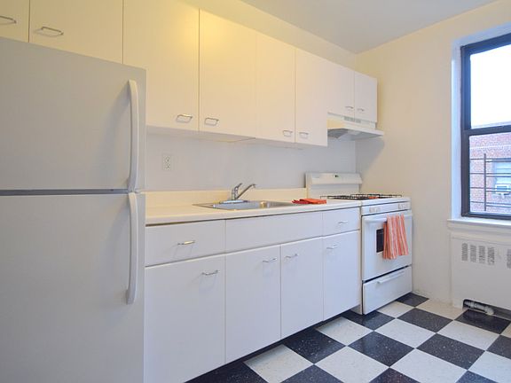 River Hill Gardens - Kitchen - M85-06A