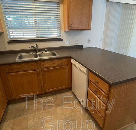 4th image of 1827 E Cambridge Ct