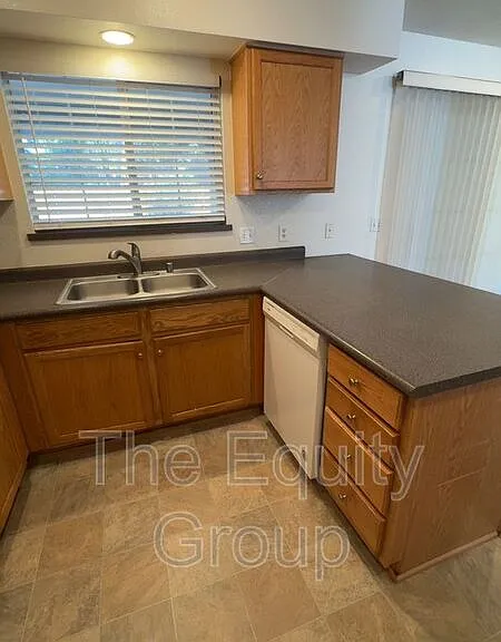 1827 E Cambridge Ct — Photo 4