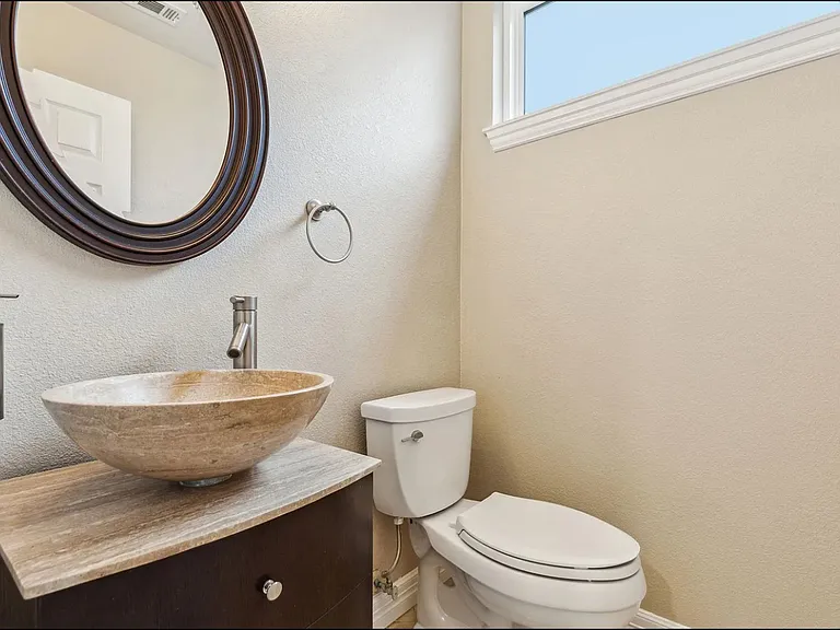 727 Ashleigh Ln — Photo 8