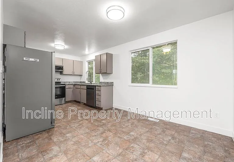 762 N 1060 W — Photo 4