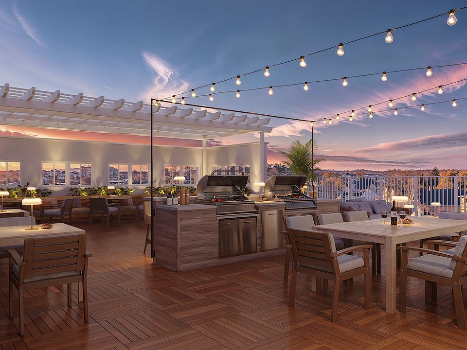Roofdeck with grilling stations and breathtaking sunset views