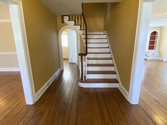 3rd image of 33 Parkway Dr