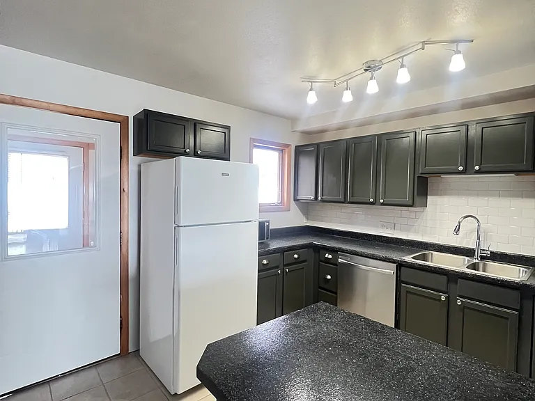 410 E Topaz Ave #B — Photo 3
