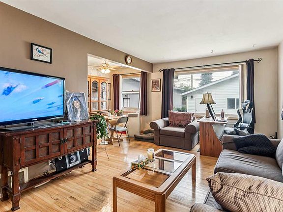 4th image of 2029 E Mountview Cres NE