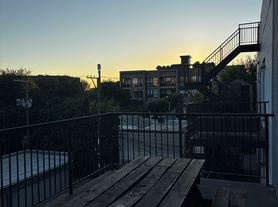725 W 17th St, Chicago, IL