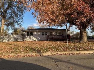 202 N Main St, Saint Elmo, IL 62458