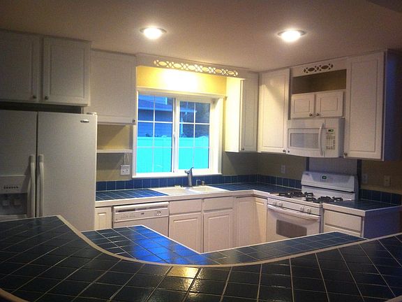 4th image of 860 East St