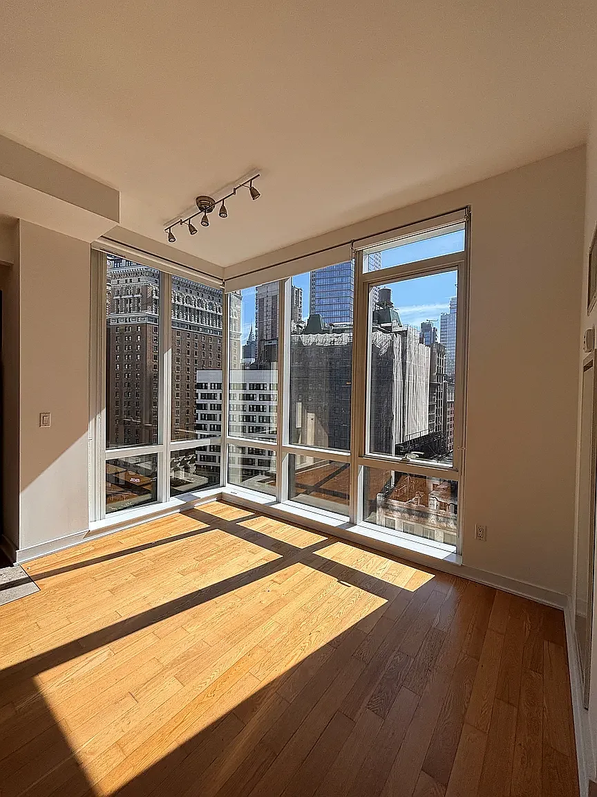 885 6th Ave — Photo 2