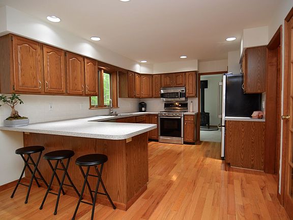 4th image of 33 Knollwood Dr