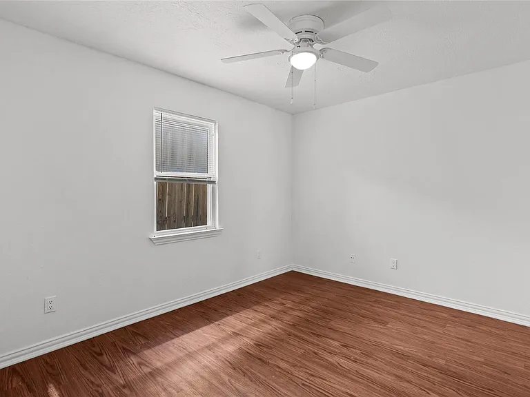 918 Winnie St #103 — Photo 8