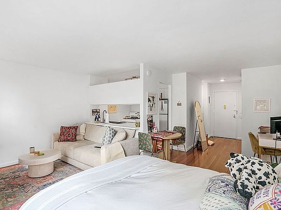 3rd image of 1 Irving Pl APT P15h