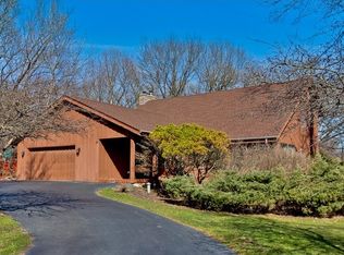 129 Whispering Oaks Ln, Barrington, IL 60010