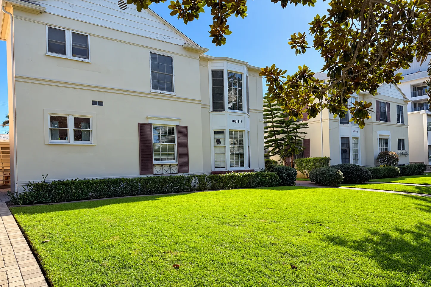 302-312 San Vicente Blvs — Photo 1