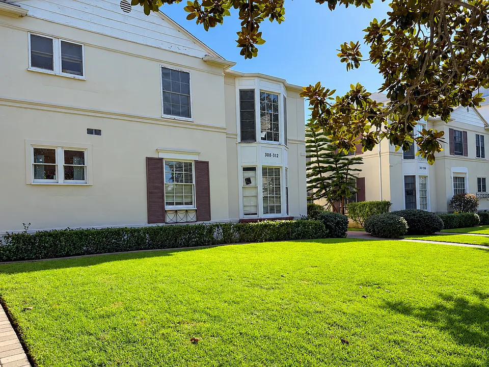 302-312 San Vicente Blvs