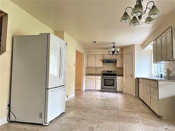 4th image of 3123 Village Woods Dr
