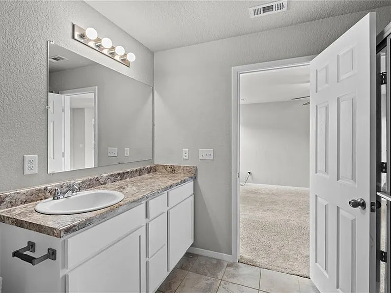 313 Woodcreek St — Photo 3
