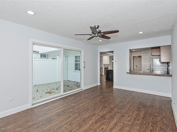 3rd image of 15 Meadowlawn Dr Unit 4