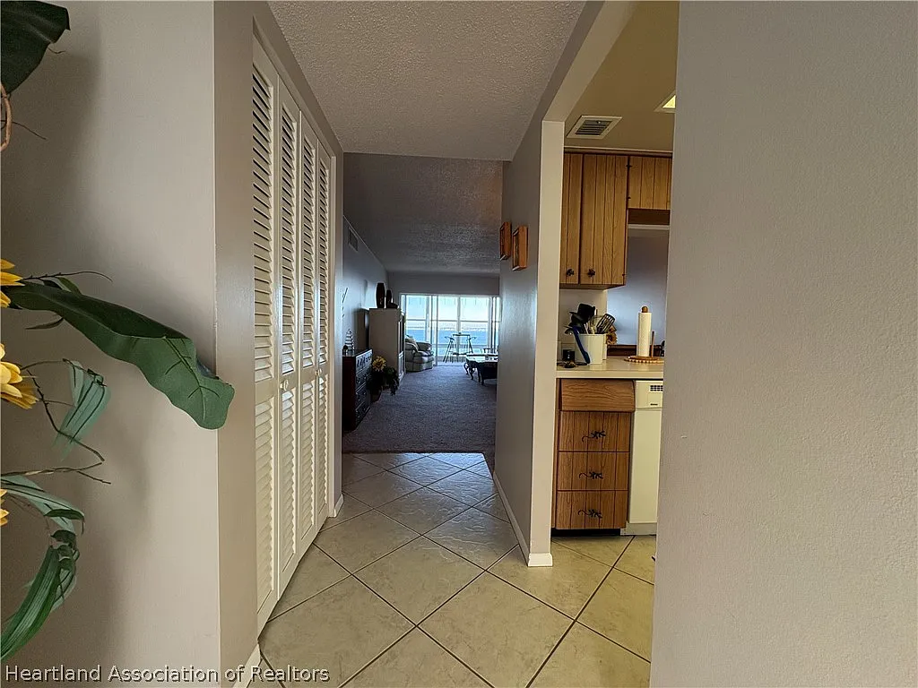Building Photo - 2131 Lakeview Dr #908