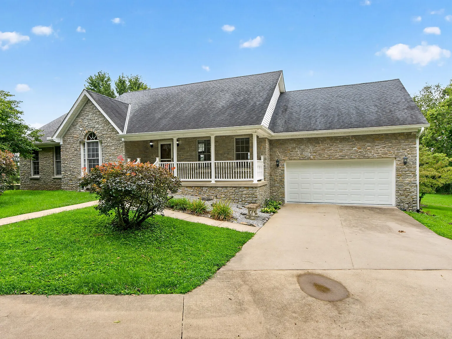 3 bed, 2.0 bath, 3269 sqft, $2,950 — Photo 3