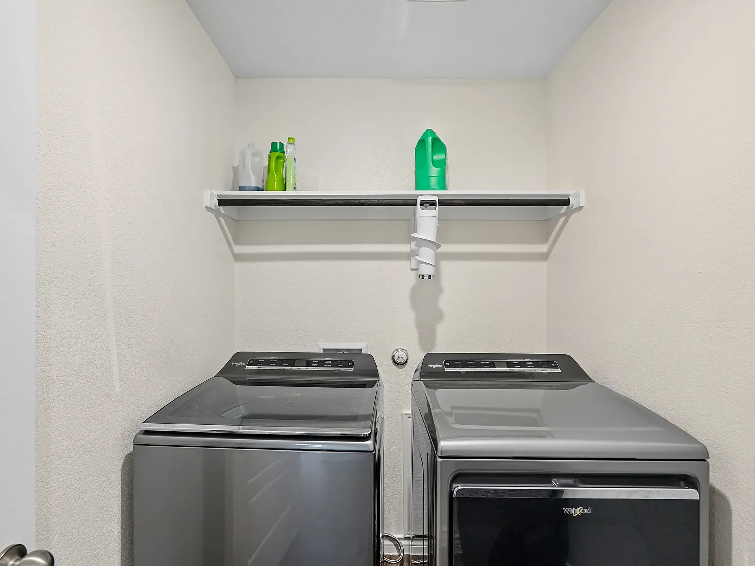 3 bed, 2.5 bath, 1721 sqft, $2,100 — Photo 4