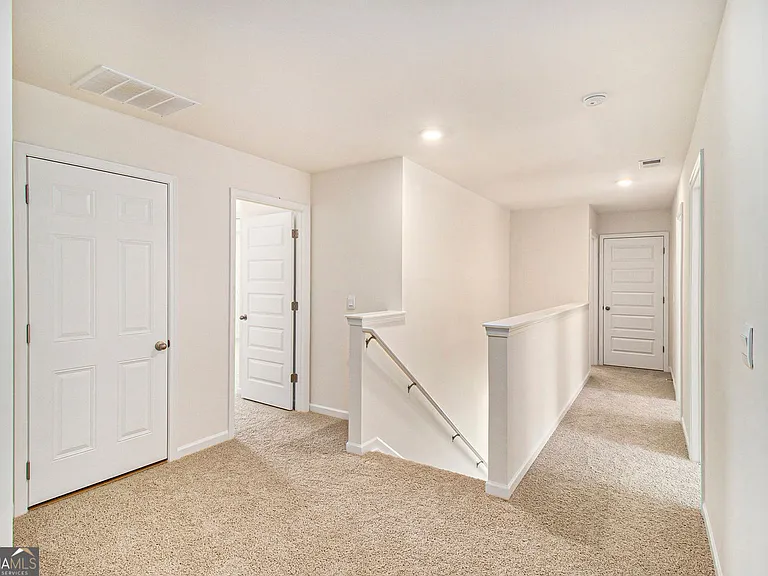 568 Whitman Ln — Photo 15